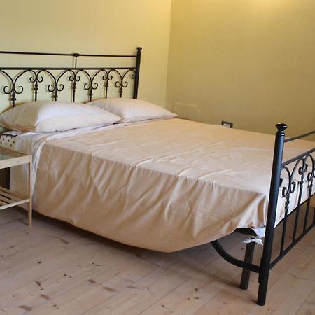 Sa Domu Beccia B&B Uras Bagian luar foto