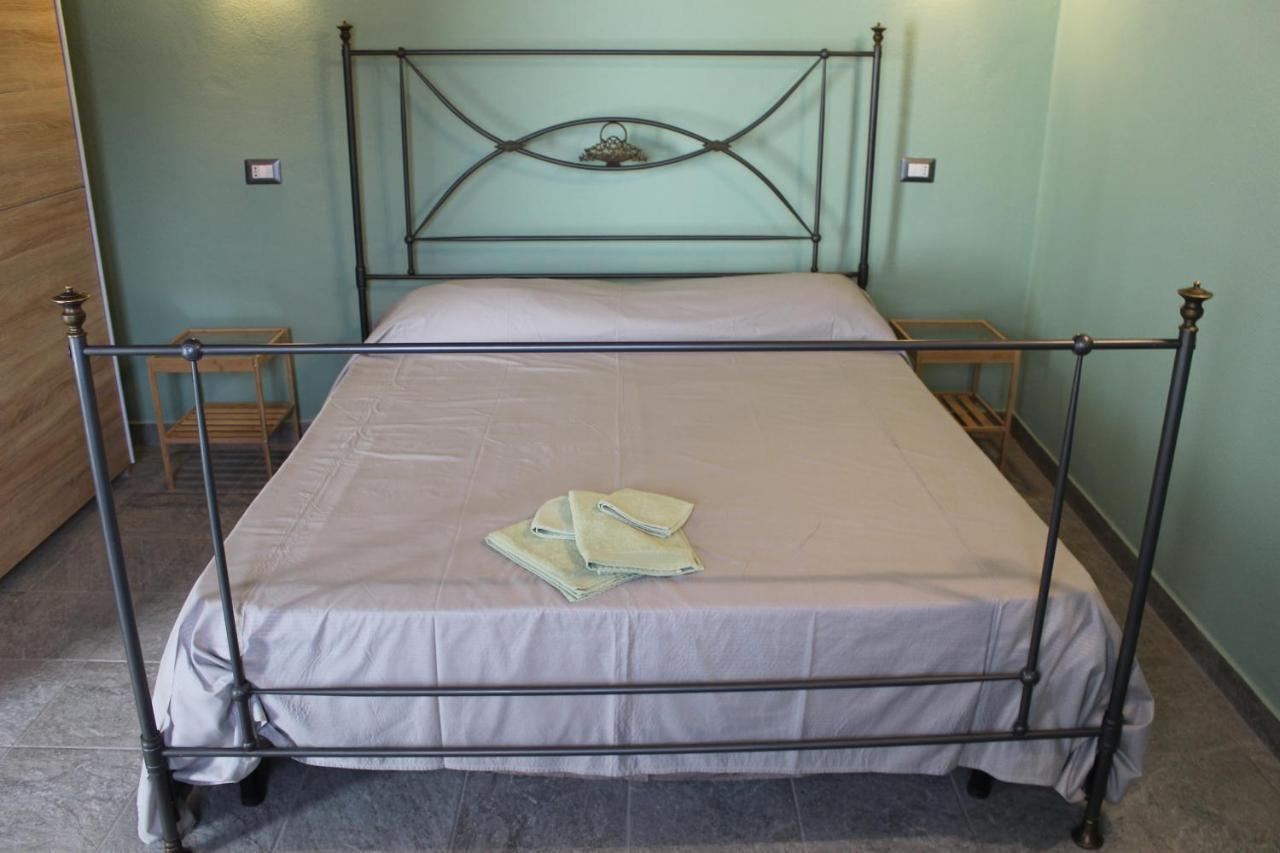 Sa Domu Beccia B&B Uras Bagian luar foto